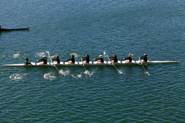 Kadın Ekibi Folsom California 'daki Gölde Teknede Kürek Çekiyor