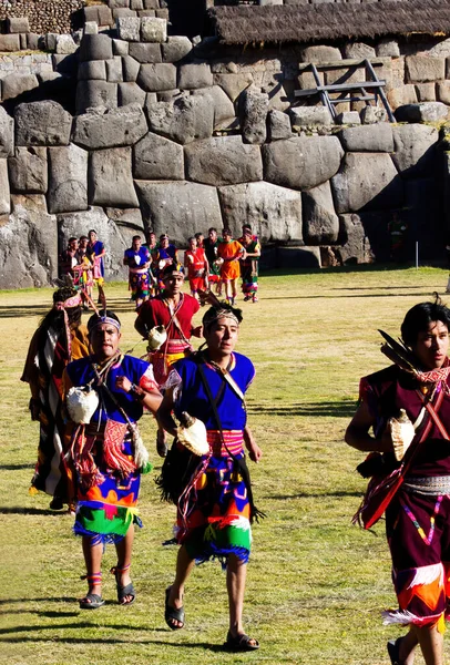 Hommes Costume Traditionnel Coloré Avec Coquilles Conque Pour Inti Raymi — Photo
