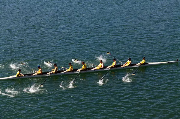 Kadın Ekibi Folsom California 'daki Gölde Teknede Kürek Çekiyor