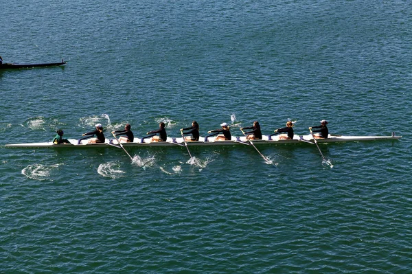 Kadın Ekibi Folsom California 'daki Gölde Teknede Kürek Çekiyor