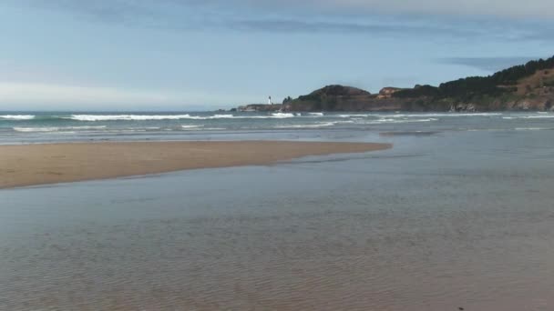 Vista Das Ondas Oceano Praia Areia Águas Rasas Com Farol — Vídeo de Stock