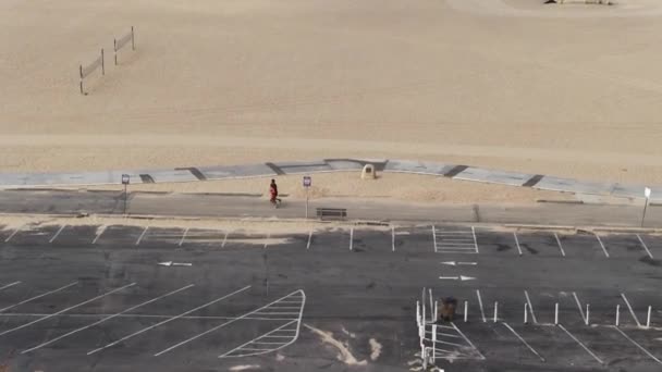 Μακρινή Βολή Του Πάρκινγκ Και Άμμο Παραλία Σάντα Μόνικα Καλιφόρνια — Αρχείο Βίντεο