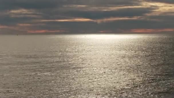 远离船和浮标的俄勒冈州新港湾上空灰蒙蒙的乌云 — 图库视频影像