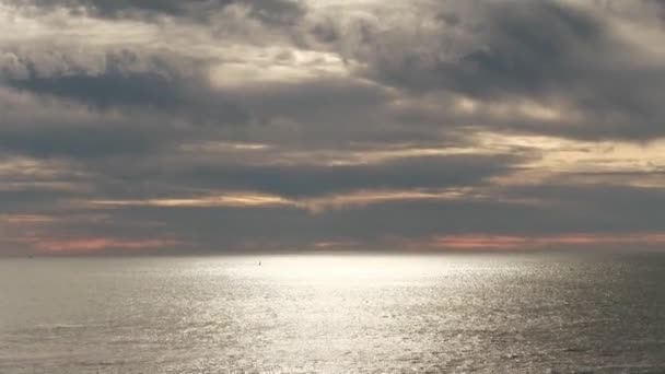 Inclinazione Dall Oceano Grigio Cielo Nuvoloso Scuro Con Sole Nascosto — Video Stock