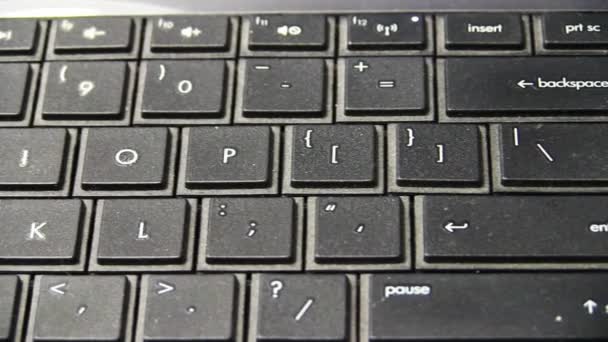 Enger Schuss Schwarzer Laptop Tastatur Tracking Von Rechts Nach Links — Stockvideo