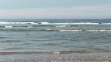 Kum Sahilinde Okyanus Dalgaları Mavi Gökyüzü ve Beyaz Bulutlar Newport Oregon