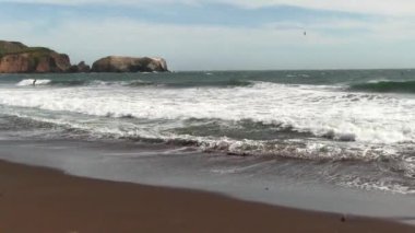 Kum Sahilinde Okyanus Dalgaları Kaliforniya Denizciliğinde Uçan Kuşlar Arka planda Mavi Gökyüzü Beyaz Bulutları