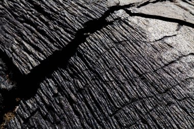 Yaşlı Kara Lavlar Büyük Çatlaklarla Hawaii 'de Büyük Ada Akıyor