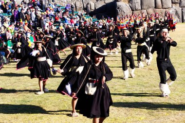 Inti Raymi Festivali Cusco Peru Güney Amerika İzleyiciler ve İnka Duvarlı Geleneksel Kostümlü Kadın ve Erkekler Arka planda
