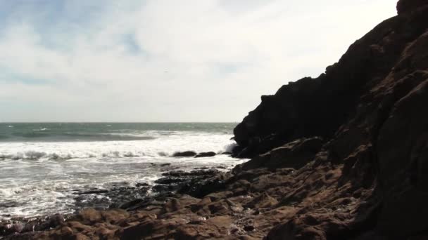 Ocean Waves Rocky Beach Cloudy Sky Rodeo Beach 캘리포니아 — 비디오