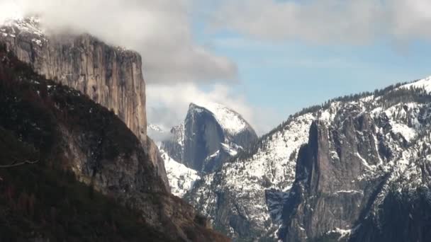 Zooma Halva Kupolen Med Snö Och Moln Blå Himmel Yosemite — Stockvideo
