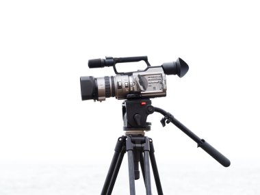 Eski Video Kamerası Gökyüzüne Karşı Tripod 'un üstüne monte edildi
