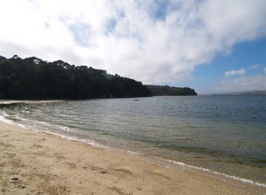 Körfezdeki boş körfez, yüzme platformu ve beyaz bulutlar mavi gökyüzü.
