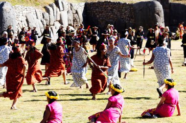 İnti Raymi Festivali Cusco Peru Güney Amerika Erkekler ve Kadınlar Geleneksel Dans ve Oturma