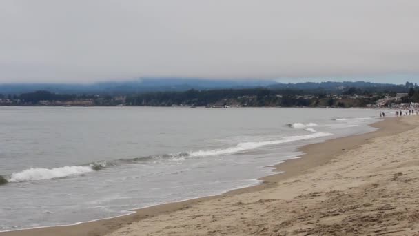 Хвилі Піщаному Пляжі Вигнанні Небо Людьми Відстані Санта Крус Каліфорнія — стокове відео