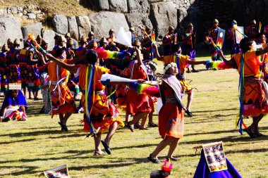 Inti Raymi Festivali Cusco Peru Güney Amerika Erkekler ve Kadınlar Geleneksel Renkli Kostümle Dans Ediyor