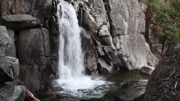 グラナイトロックヨセミテ国立公園カリフォルニア州の壁が付いているチルヌード トレイル滝 — ストック動画