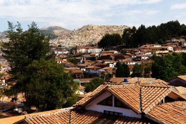 Cusco Peru Güney Amerika 'nın Mavi Bulutlu Çatıları ve Binaları Denizi