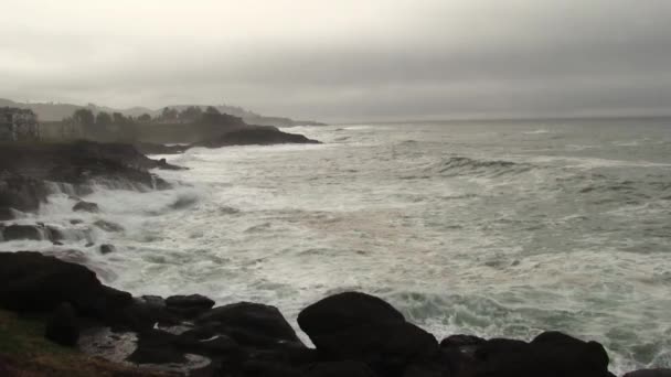 Ocean Waves Wulkaniczne Skały Shore Depoe Bay Oregon Dzień Zachmurzenia — Wideo stockowe