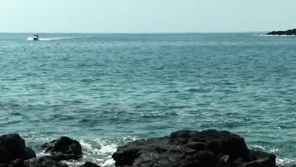 Lancha Motor Océano Que Dirige Cove Big Island Hawaii Handheld — Vídeos de Stock