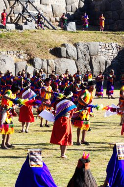 İnti Raymi Festivali Cusco Peru Güney Amerika Erkekler ve Kadınlar İnka Taş Duvarlı Geleneksel Kostümlü 