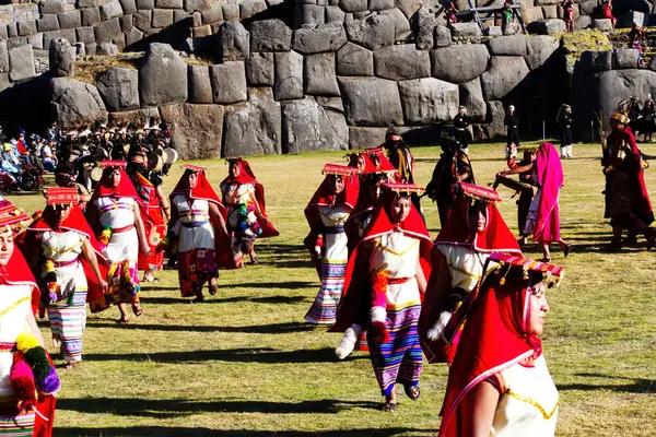 Festival Inti Raymi Femmes Hommes Costume Traditionnel Avec Murs Pierre — Photo