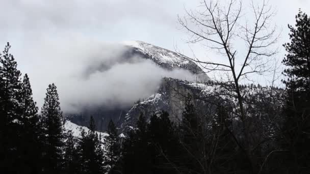 Nuvole Che Muovono Lentamente Oscurando Mezza Cupola Yosemite Con Neve — Video Stock