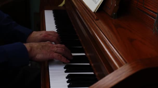 年上の男の手は側面から右のピアノの側面を再生することを示しました — ストック動画