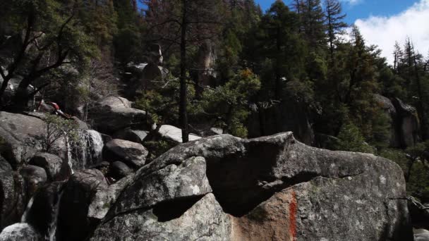 Granit Stenar Och Träd Med Vatten Kaskader Ner Blå Himmel — Stockvideo