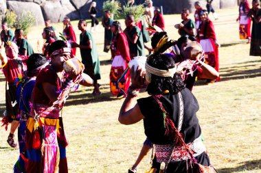 İnti Raymi Festivali Cusco Peru Güney Amerika Geleneksel Kostüm Giyen Adamlar Deniz Kabuklarına Üflüyor