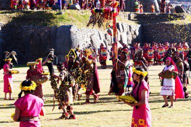 Inti Raymi Festivali Cusco Peru Güney Amerika Erkek ve Kadın Geleneksel İnka Kralı Entourage ile Yürüyor