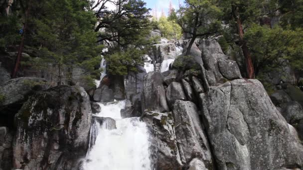 Chilnualna Trail Stream Waterfall Med Granit Rocks Yosemite National Park — Stockvideo