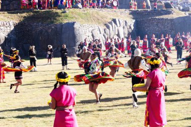 Inti Raymi Festivali Cusco Peru Güney Amerika Erkekler ve Kadınlar Geleneksel Kostüm Dansında 