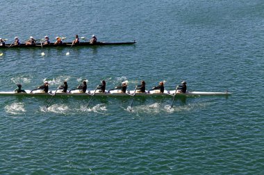 Folsom California 'da Gölde Yarışmadan Önce Kürek Çeken İki Kadın Ekibi