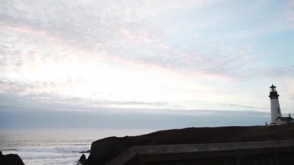 Bilgisayarı Pan Deniz Fenerinden Okyanusa Bulutlu Mavi Gökyüzü Newport Oregon — Stok video