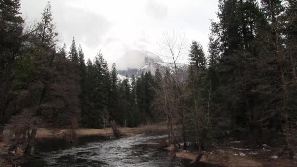 Merced River Yosemite Flyter Mot Kameran Från Ovan Moln Och — Stockvideo