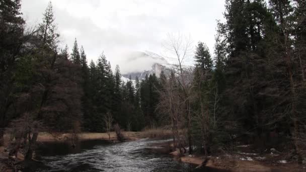 Fiume Merced Yosemite Che Scorre Verso Fotocamera Sopra Nuvole Alberi — Video Stock