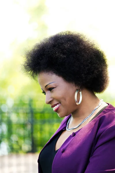 Perfil Retrato Aire Libre Sonriente Mujer Afroamericana Mediana Edad Chaqueta Fotos De Stock Sin Royalties Gratis
