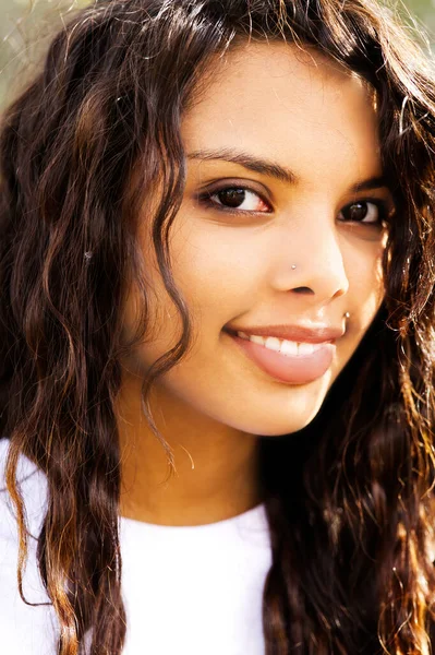 Bastante Latina Joven Adolescente Mujer Apretado Aire Libre Retrato Sonriendo Imagen De Stock