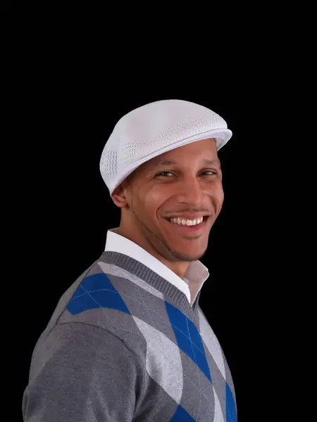Sonriente Hombre Afroamericano Suéter Gris Sombrero Blanco Pie Contra Fondo Imágenes De Stock Sin Royalties Gratis