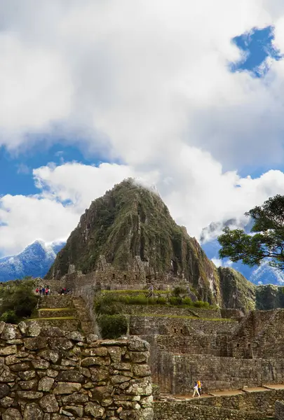 Machu Picchu Inca Stnoe Ruinas Pared Con Turistas Montañas Nubes Fotos De Stock Sin Royalties Gratis