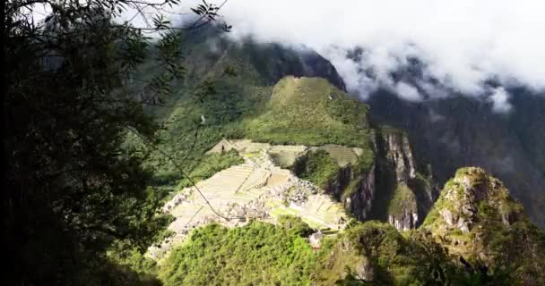 Machu Picchu Προβάλλεται Από Ψηλά Σύννεφα Που Κινούνται Πάνω Από — Αρχείο Βίντεο