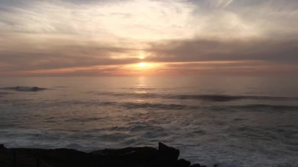 Sped Ocean Waves Cloudy Sunset Sky Volcanic Rock Shore Depoe — Stock Video