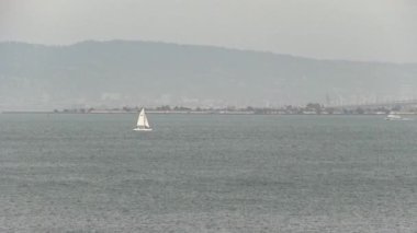 Yelkenli ve Motorlu Tekne San Francisco Körfezi Arkaplanda Gri Haze Tepeleri
