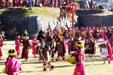 İnka Kralı 'nın İnti Raymi Festivali Cusco Peru Geleneksel Giyimli Kadın ve Erkekler Festivali