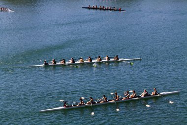 Erkekler ve Kadınlar Ekibi California 'da Gölde Pratik Yapıyor