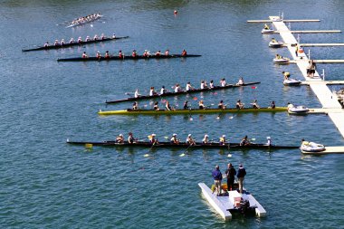 Göl kıyısındaki altı kadın ekip pratik için Kaliforniya 'ya gidiyor.