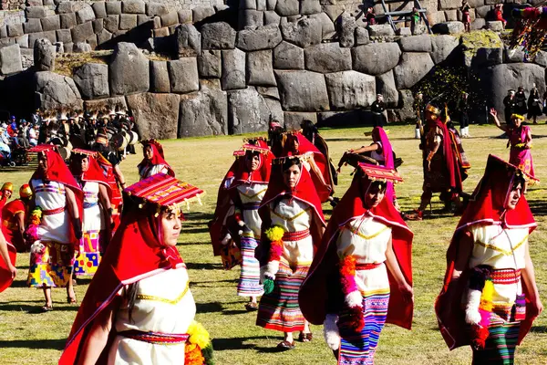 İnti Raymi Festivali Cusco Peru Güney Amerika Kadınlar ve Inka Taş Duvarlı Geleneksel Kostümlü Erkekler