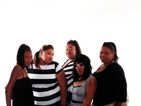 Cinco Afro Americanos Mulher Juntos Com Fundo Branco Magro Médio Imagens De Bancos De Imagens Sem Royalties