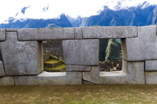 Vista Através Duas Das Janelas Templo Machu Picchu Mostrando Ruínas Imagem De Stock